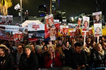 Gente asiste a una manifestación