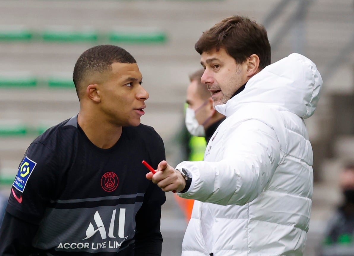 Mauricio Pochettino le da indicaciones a Kylian Mbappe durante un entrenamiento en el PSG (REUTERS/Eric Gaillard)