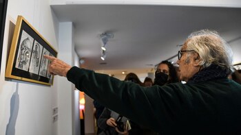 La exhibición reúne dibujos, pinturas,