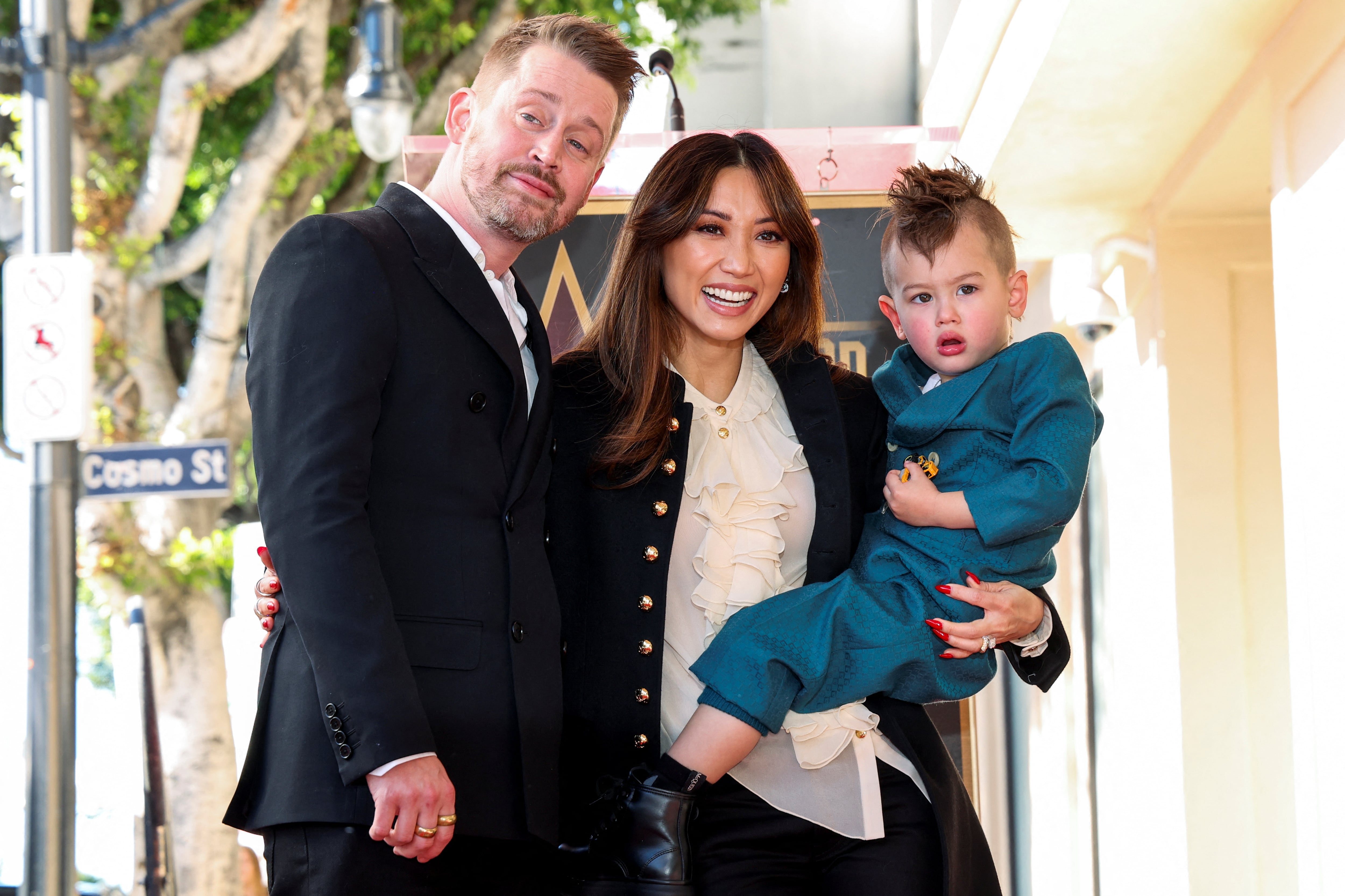 Junto a Brenda Song y sus hijos, el artista encuentra hoy la oportunidad de ofrecer el amor y la presencia que él mismo necesitó en su niñez (REUTERS/Mario Anzuoni)