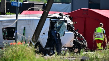 Un choque entre un autobús escolar y un tren deja varios muertos en Bélgica