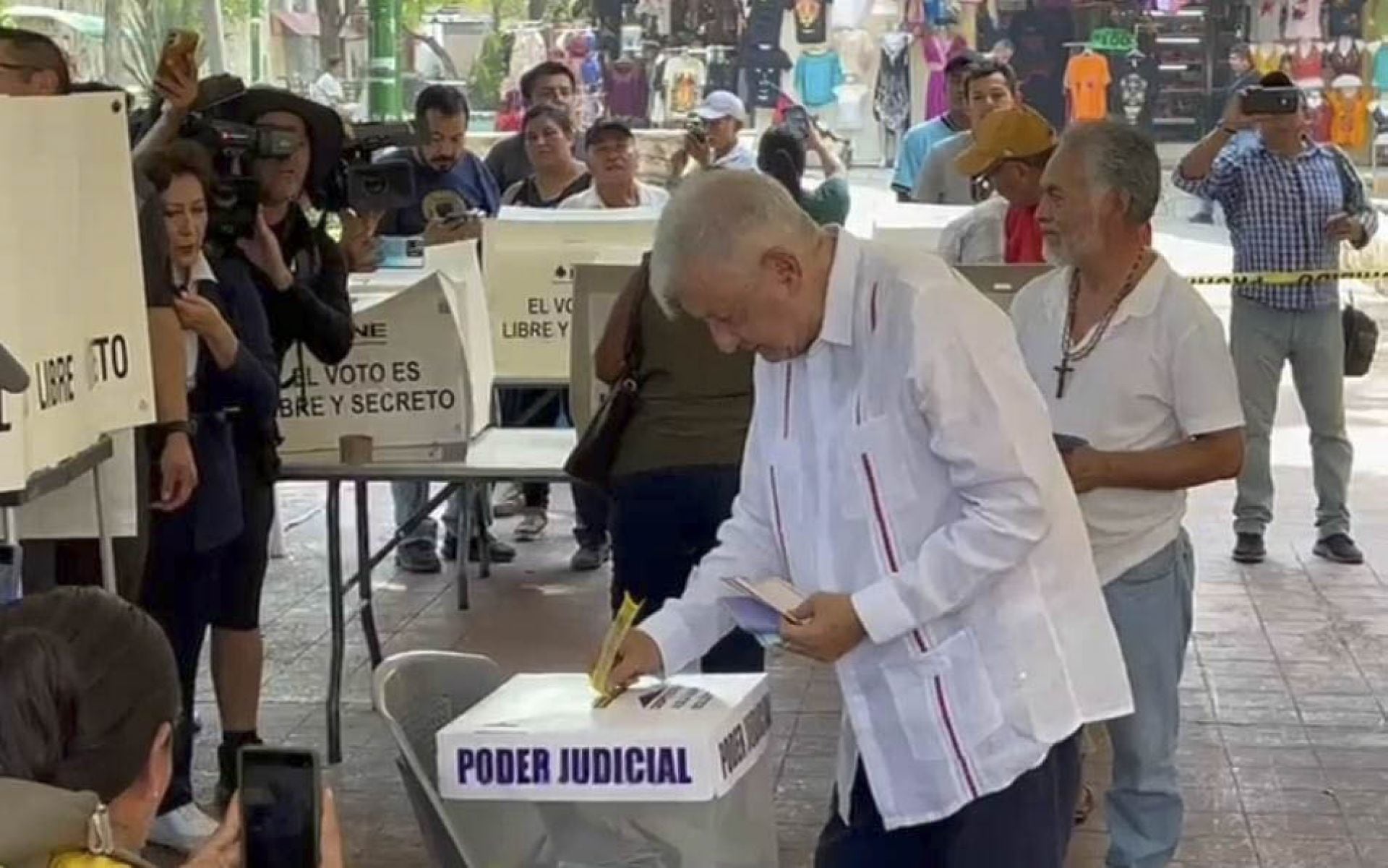 PALENQUE, CHIAPAS, 01JUNIO2025.- Andrés Manuel López Obrador, ex Presidente de México, acudió a emitir su voto en un casilla especial durante las elecciones para renovar al Poder Judicial de la Federación. Al terminar de emitir su voto llamó a la población a participar en una inédita jornada en donde se renovarán a ministros, magistrados, y jueces. FOTO: ESPECIAL/CUARTOSCURO.COM