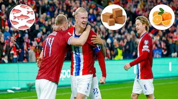 Jugadores de fútbol celebran en el campo. Erling Haaland es abrazado. Tres círculos con imágenes de pescado rojo, queso marrón y naranjas flotan sobre la escena.