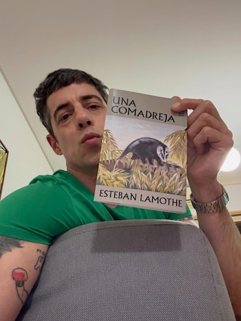 Esteban Lamothe con "Una comadreja",