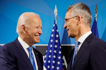 Biden y Stoltenberg al comienzo