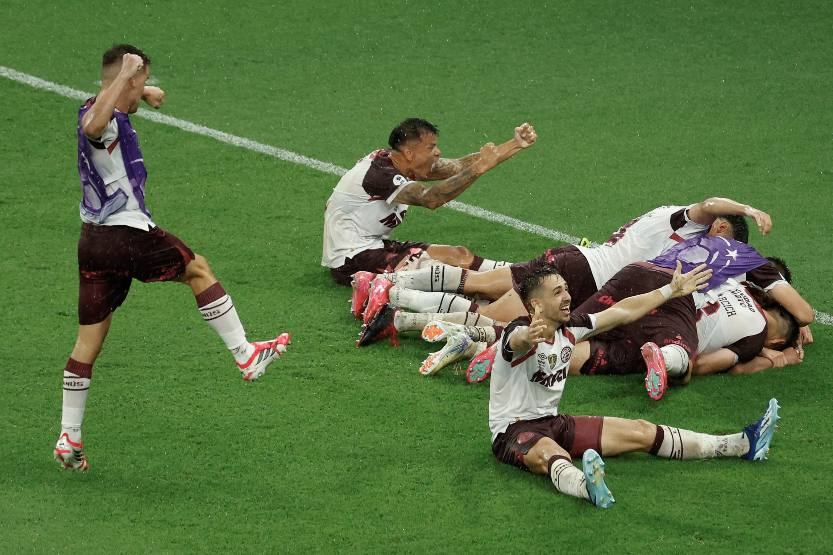 La locura de los jugadores de Lanús tras el agónico gol de Canale (EFE/ Antonio Lacerda)