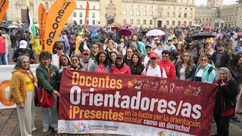 Docentes e integrantes de Fecode se manifiestan en la Plaza de Bolívar de Bogotá - crédito @fecode/X