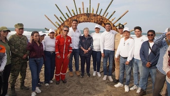 Alicia Bárcena en Veracruz por derrame de hidrocarburo. (Foto: Semarnat)