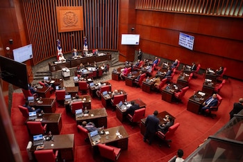 La reforma de la Policía Nacional divide la institución en las categorías Directiva, Intermedia y Agente Patrullero, y ajusta el patrullaje y la formación académica. (Foto: Senado de la República Dominicana)