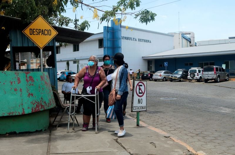 La escasez de especialistas en la red pública obliga a pacientes a trasladarse entre centros de salud o a acudir al sector privado. /(REUTERS / Oswaldo Rivas)