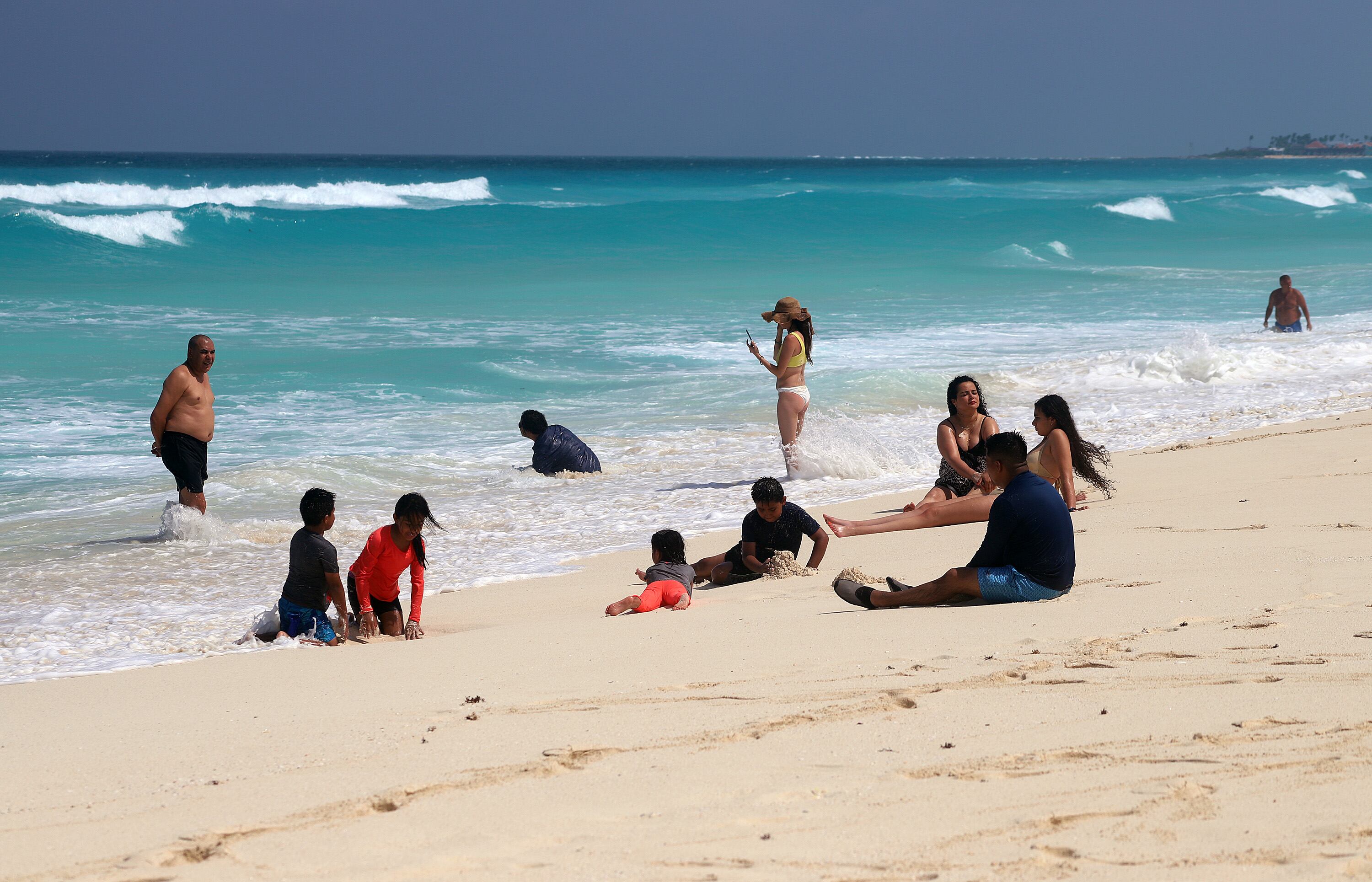 El organismo británico ubica a Quintana Roo en 48 de 52 itinerarios disponibles, con estancias principalmente en complejos todo incluido; en México ya se contabilizan 33 diagnósticos confirmados en varias entidades. EFE/Lourdes Cruz