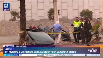 Tragedia en la Costa Verde: mujer muere al partirse en dos el auto en que viajaba tras chocar contra un poste