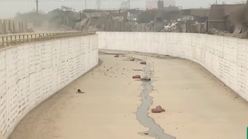 El canal de Huaycoloro, construido para conducir huaicos, es usado como basurero y acumula llantas, bolsas y tanques rotos en Lima Este