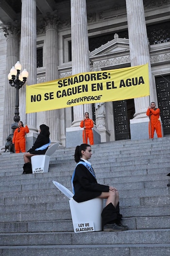 Activistas de Greenpeace protestan frente