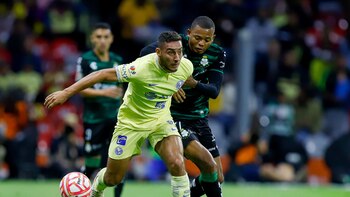 El uruguayo Sebastián Cáceres sufre