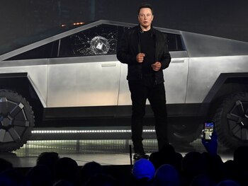 Elon Musk utiliza los Cybertrucks