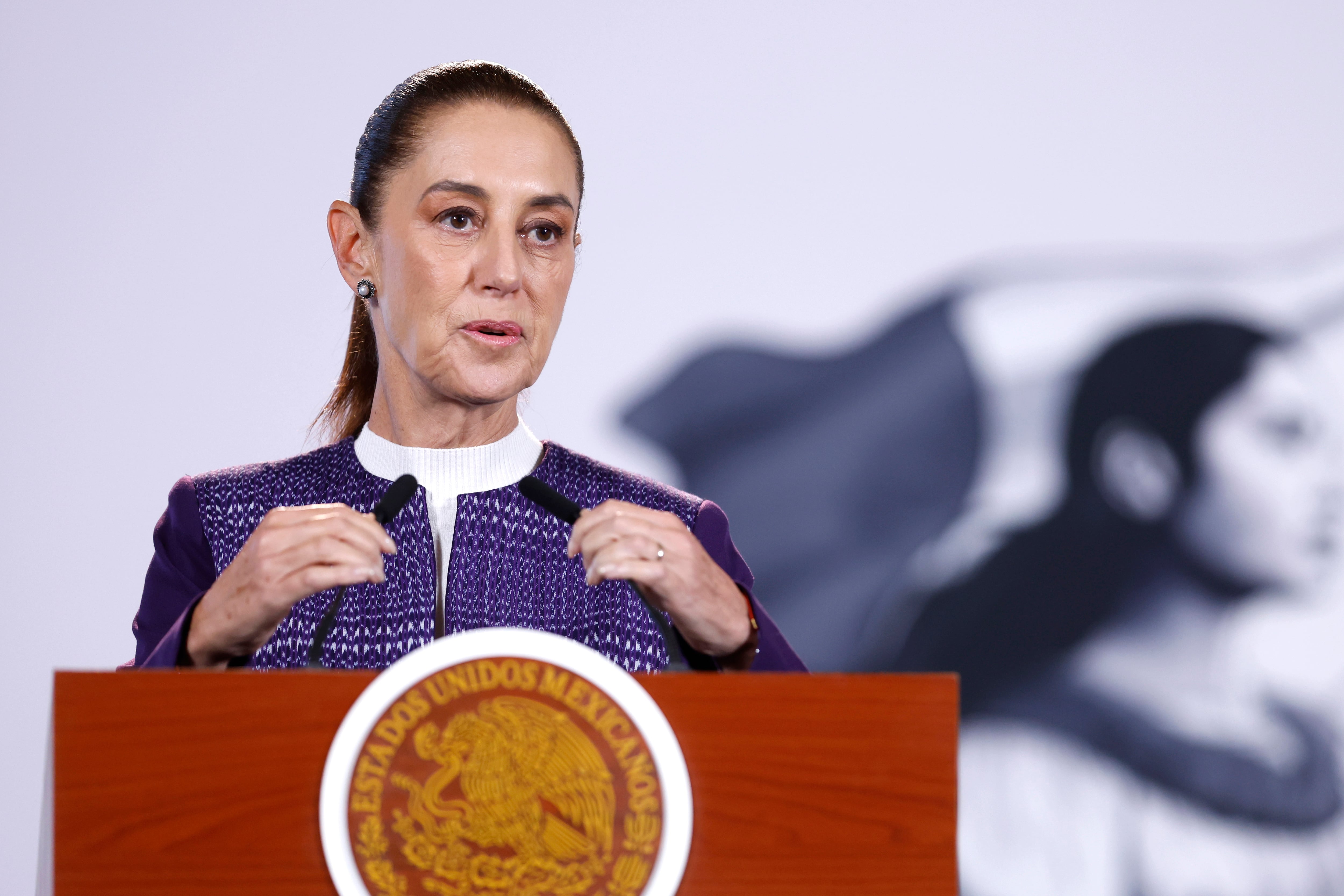 La presidenta de México, Claudia Sheinbaum, habla durante una rueda de prensa este lunes en el Palacio Nacional de la Ciudad de México (México). EFE/Sáshenka Gutiérrez