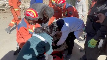 Rescatistas buscan a personas de