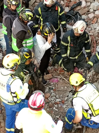 Médicos y rescatistas trataron de scar al joven de los escombros, sin embargo fue hallado sin vida Foto: Protyección civil