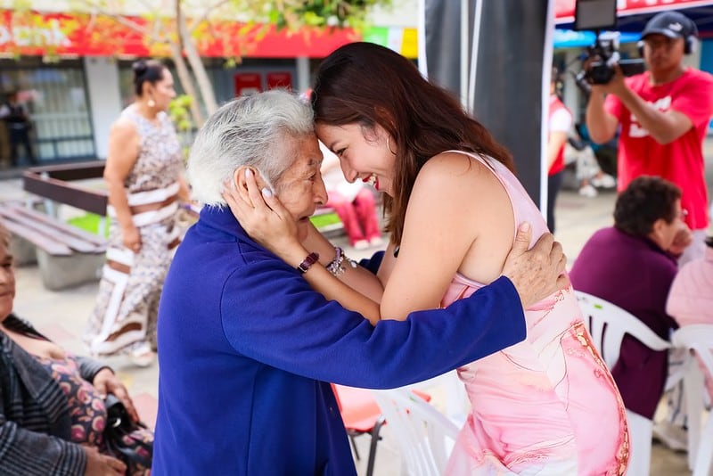 La ministra del Midis, Lesly Shica, saluda una beneficiaria de Pensión 65, durante la entrega de la primera subvención en un evento que destaca la cercanía y el apoyo a los adultos mayores (MIDIS)