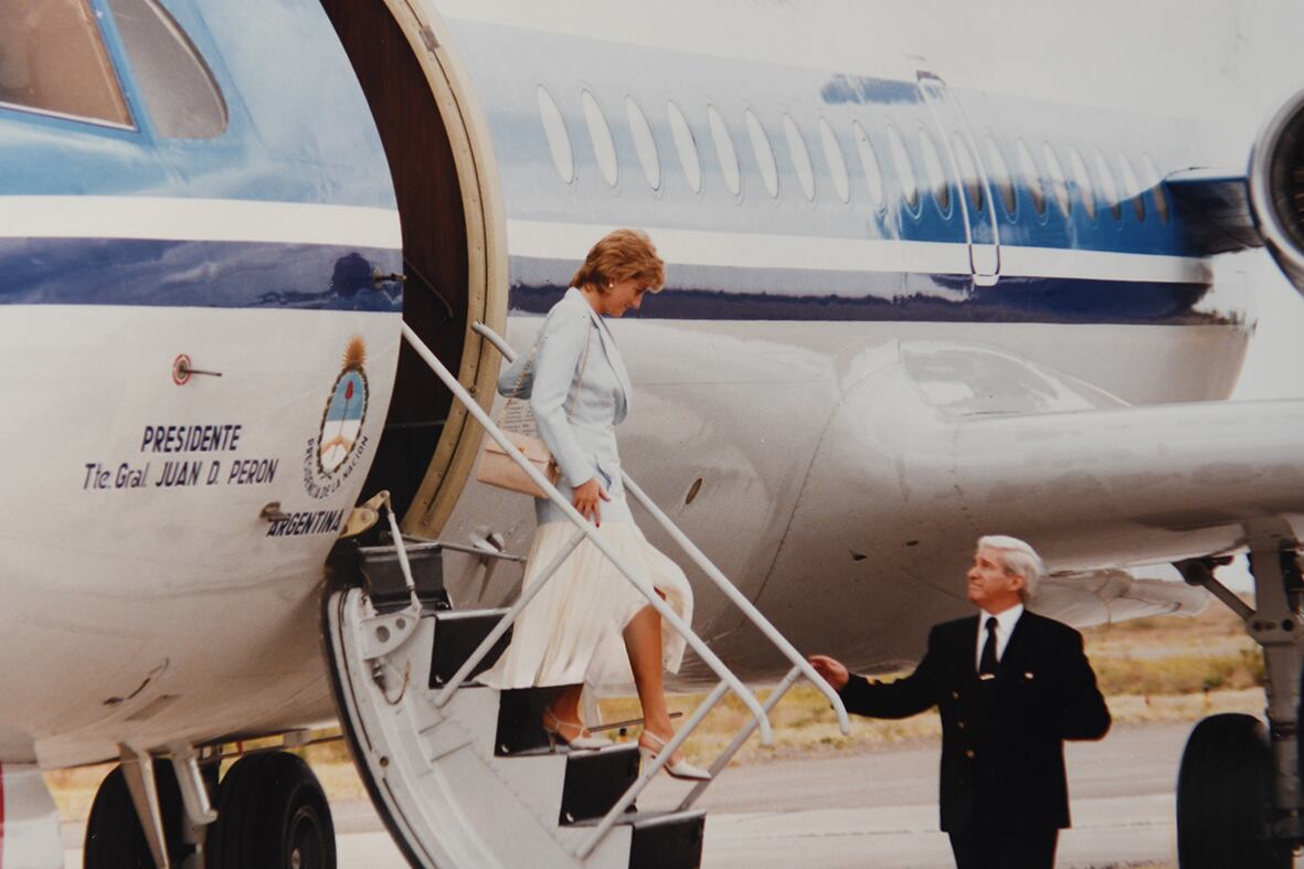 La princesa de Gales saludóa las autoridades locales antes de abordar el helicóptero rumbo a Península Valdés, su primera parada