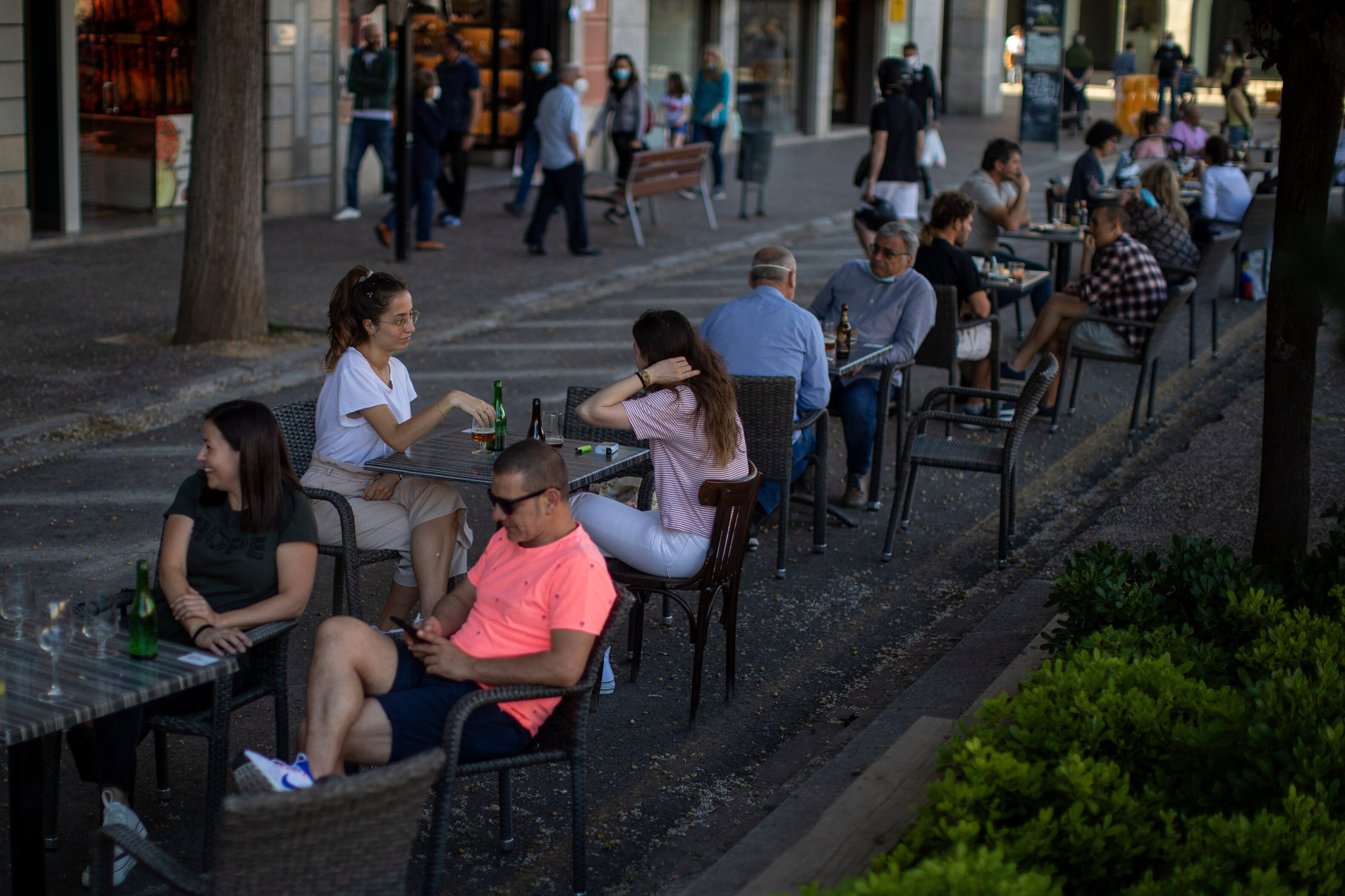 ARCHIVO - Clientes sentados en la terraza de un bar en Girona, España. (AP Foto/Emilio Morenatti)