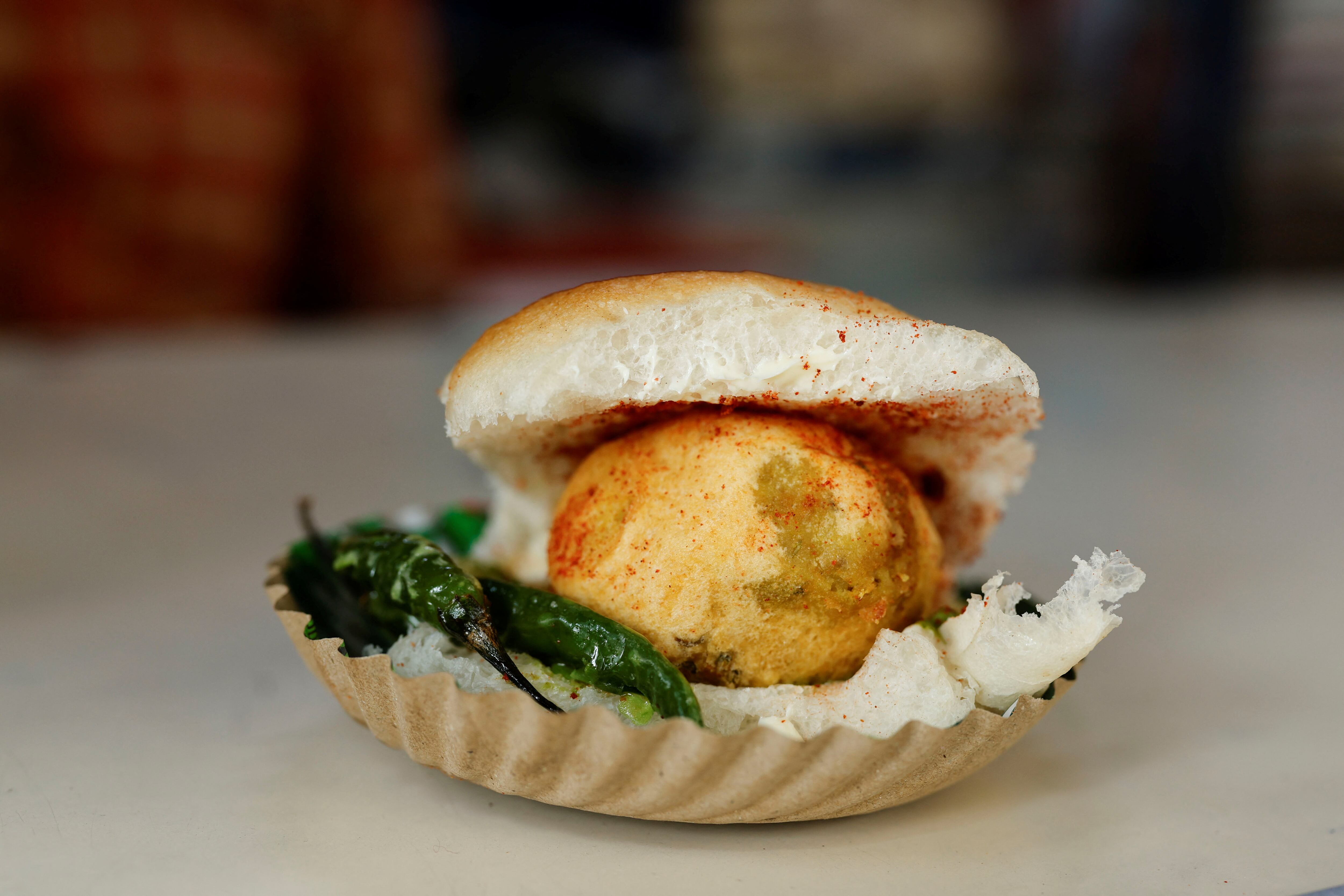 El vibrante destino indio sobresale por su cocina callejera, dulces tradicionales y una diversidad de sabores que la posicionan entre las grandes urbes gastronómicas del mundo (REUTERS/Francis Mascarenhas)