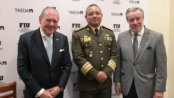 Henry Saenz Ramos junto a Mario Montoto, presidente de Fundación TAEDA y Gustavo Gorriz, vicepresidente de Fundación TAEDA, en la XI Conferencia Hemisférica de Seguridad