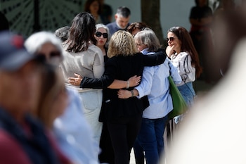 Familiares y amigos guardan un minuto de silencio este viernes en la Plaza España del Ayuntamiento de Villanueva de la Cañada por el fallecimiento del menor apuñalado el jueves. (Rodrigo Jiménez/EFE)