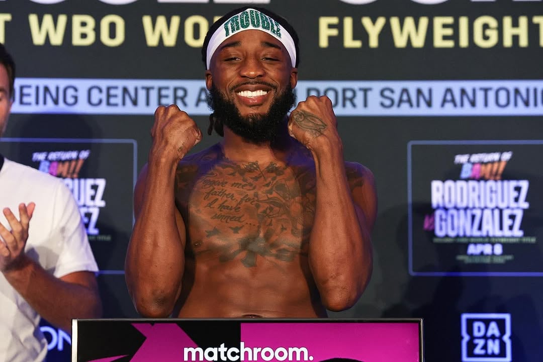 El estadounidense quiere derribar al mexicano enfrente de su gente. (IG Trouble Igbokwe)