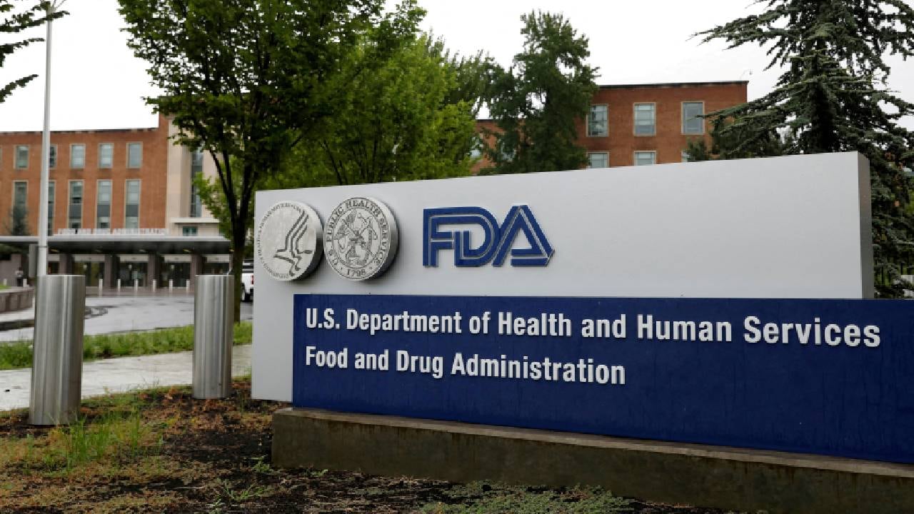 La FDA indica que los nuevos cigarrillos electrónicos saborizados están dirigidos exclusivamente a adultos que buscan dejar de fumar (Reuters).
