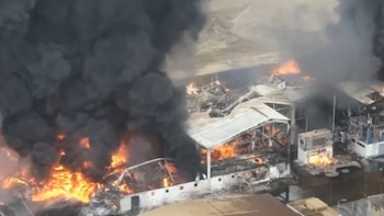 Fuerte incendio en empresa química de Lurín obliga a gran despliegue de bomberos