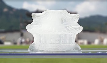 El bloque de hielo con forma de palacio tradicional coreano, instalado frente al Museo del Hielo de Seúl, que tardó 36 minutos en derretirse bajo la ola de calor récord. (Captura de pantalla/Reuters)