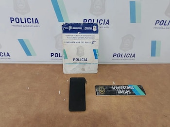 La Policía secuestró un celular durante la detención de la mujer acusada de extorsión (Gentileza)