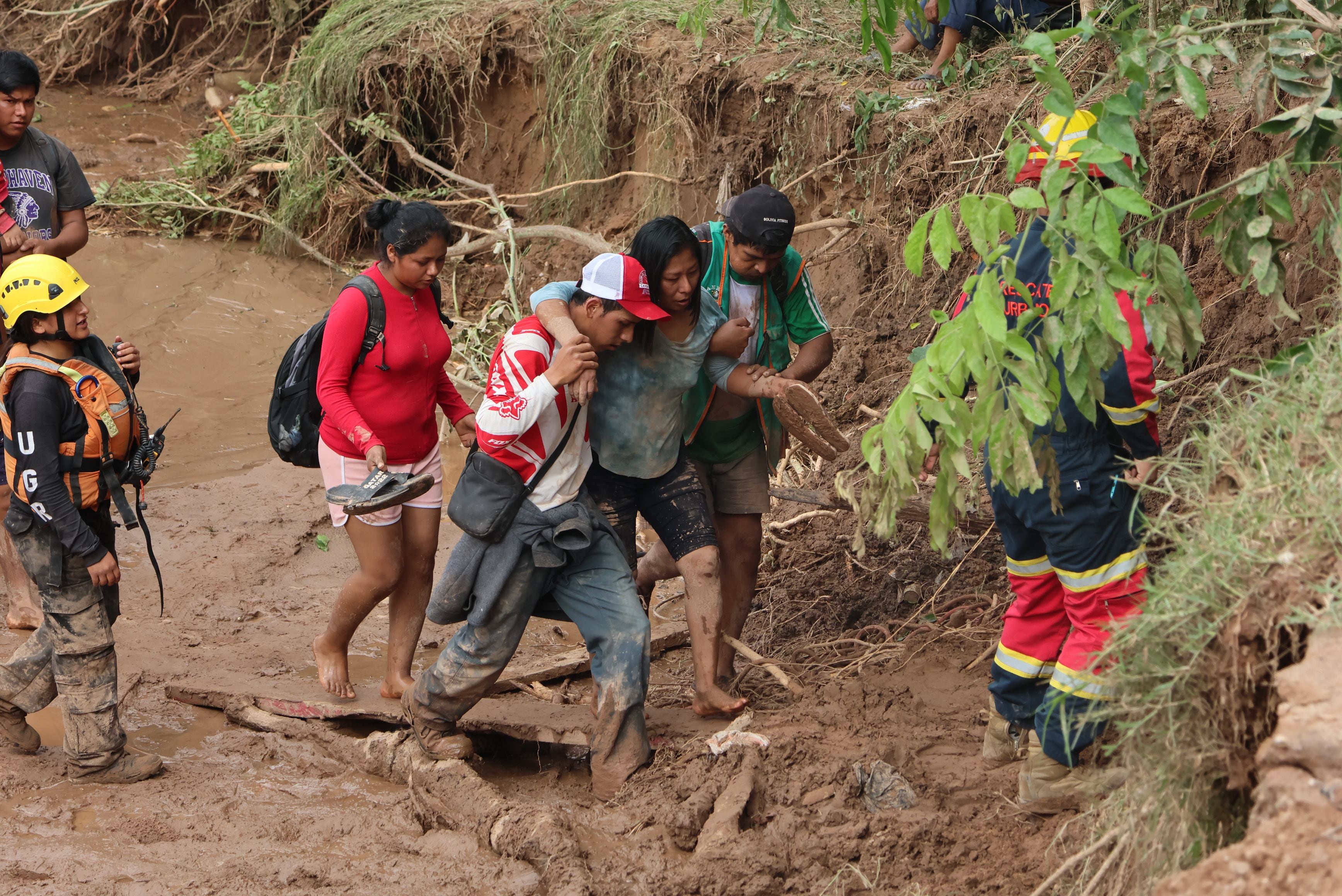 Una persona es rescatada en una zona afectada por el desbordamiento de un río este sábado, en El Torno (EFE/Juan Carlos Torrejón)