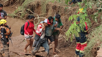 Al menos 3 muertos, 17