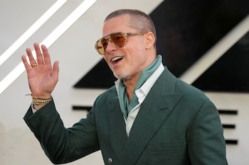 El magnetismo de Brad Pitt en reuniones genera una reacción colectiva, desplazando la atención del resto de los asistentes (REUTERS/Maja Smiejkowska/File Photo)