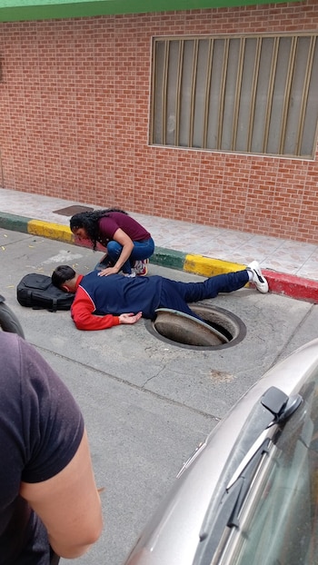 La operación de rescate tomó cerca de 40 minutos, generando preocupación por la respuesta de los equipos de emergencia - crédito @ElJuliSastoque/X