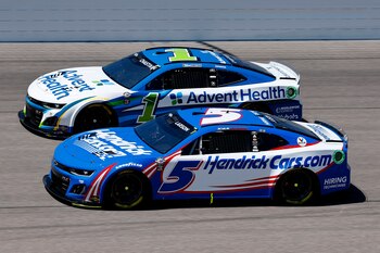 Ross Chastain (1) y Kyle Larson (5), quien terminó segundo (Mike Dinovo-USA TODAY Sports)