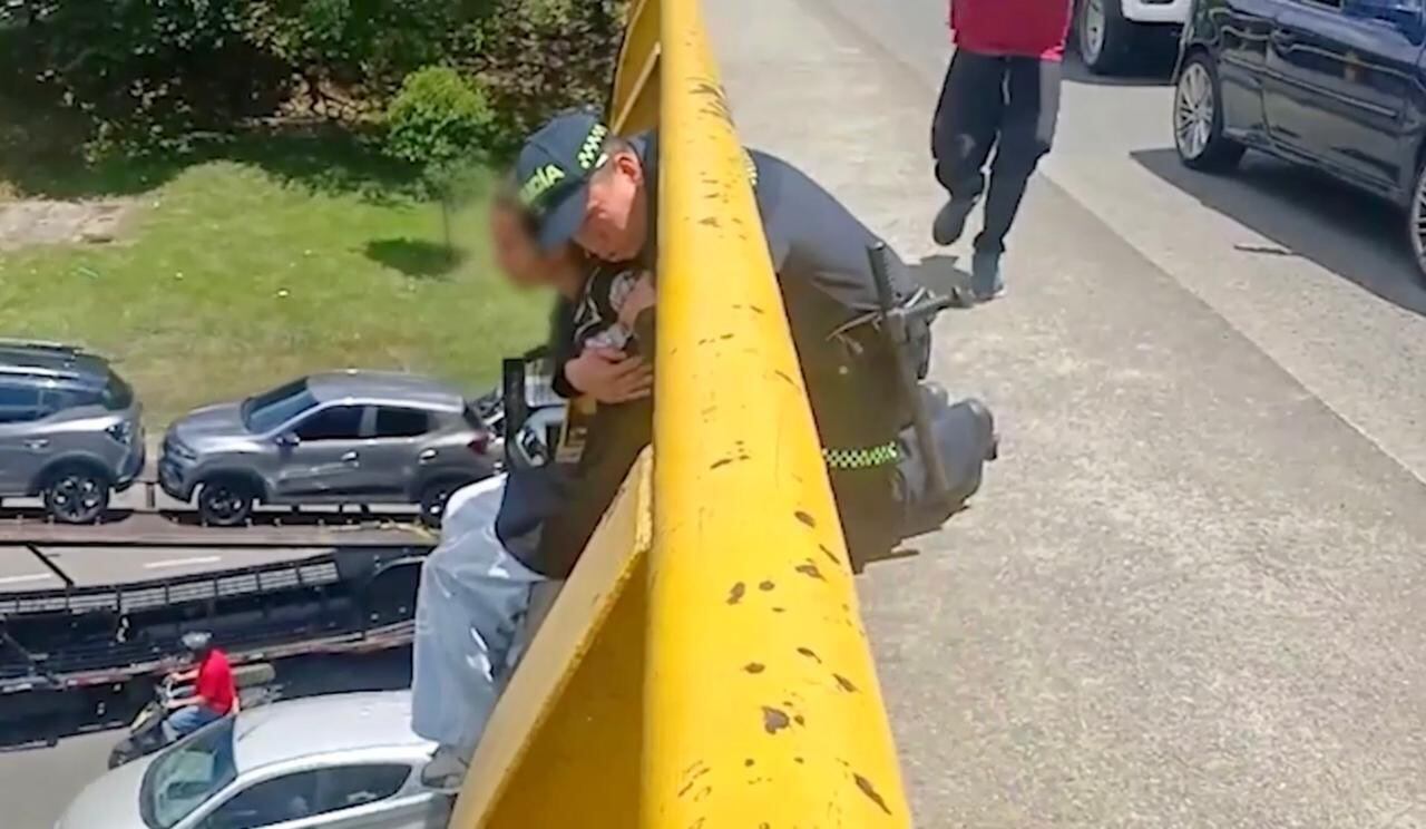 La acción oportuna de un agente de la Policía Nacional evitó una tragedia, motivando al alcalde a reiterar el compromiso de la ciudad con la prevención y el acompañamiento a personas en riesgo emocional - crédito @FicoGutierrez / X