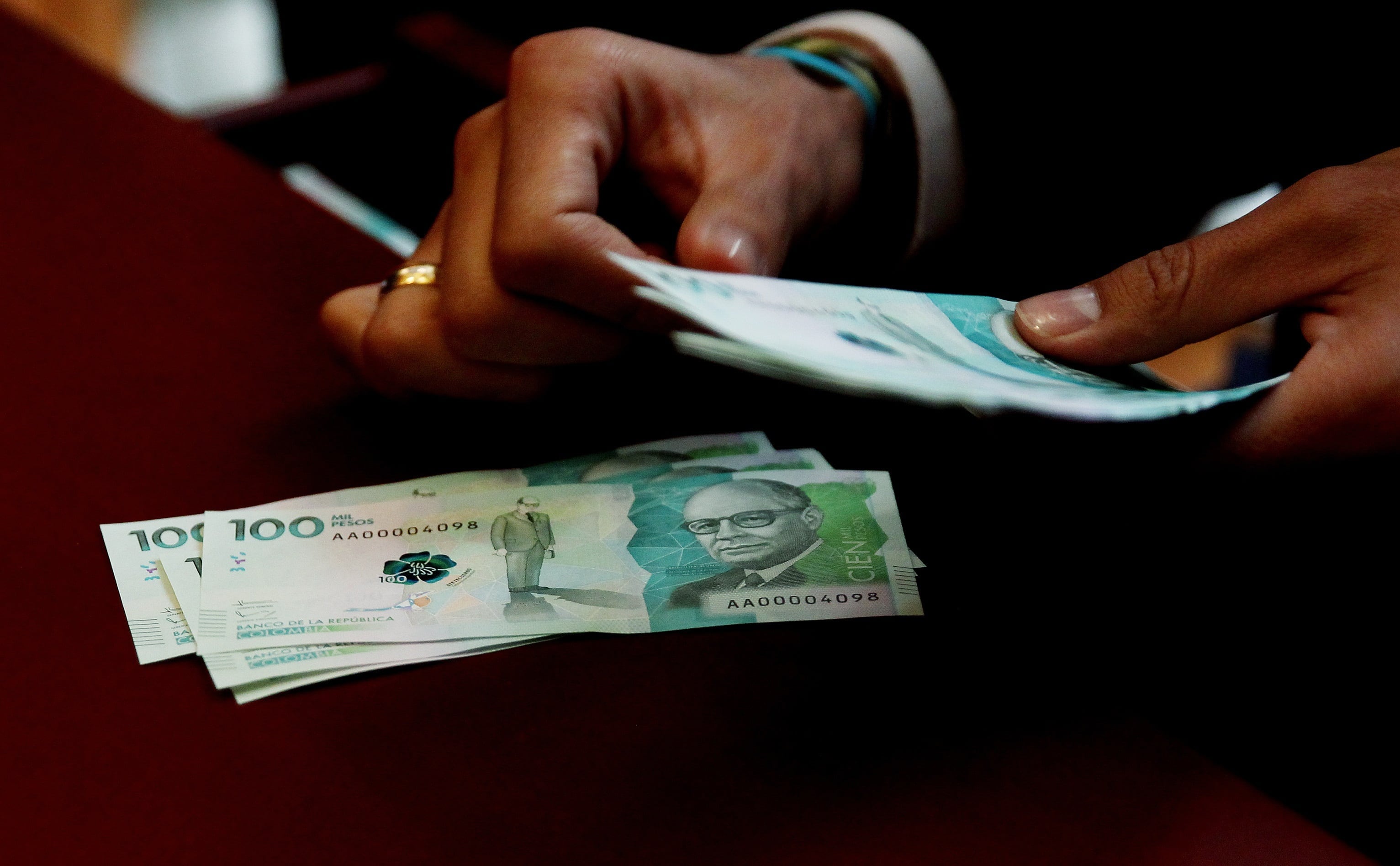 Las cajas de compensación en Colombia aumentan los topes salariales para acceder al subsidio escolar en 2026 - crédito Leonardo Muñoz/EFE