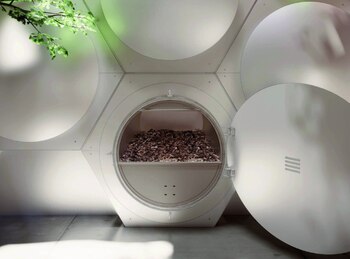 El modelo adapta el entierro