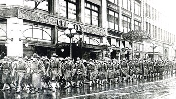 Con COVID-19, ¿Se ve una repetición de 1918 con lo que sucedió con la fiebre española? Aunque no “presenciamos” el comienzo de la pandemia de 1918, la evidencia sugiere que donde sea que comenzó, se extendió silenciosamente por todo el mundo