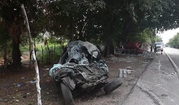 El vehículo particular quedó completamente destrozado, se requirió de equipo especial para retirar los escombros.