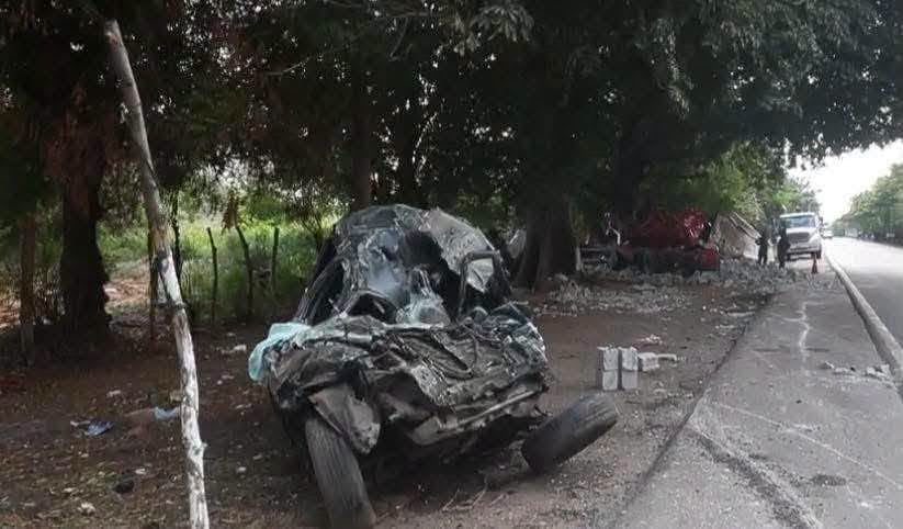 El vehículo particular quedó completamente destrozado, se requirió de equipo especial para retirar los escombros.