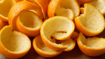 Seis cáscaras de frutas con