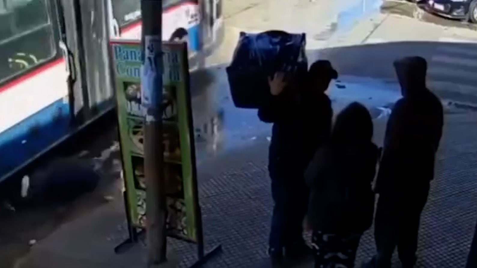 María Teresa recibió atención en un centro de salud del barrio, fue trasladada a una clínica y obtuvo el alta tras una tomografía que descartó lesiones de gravedad