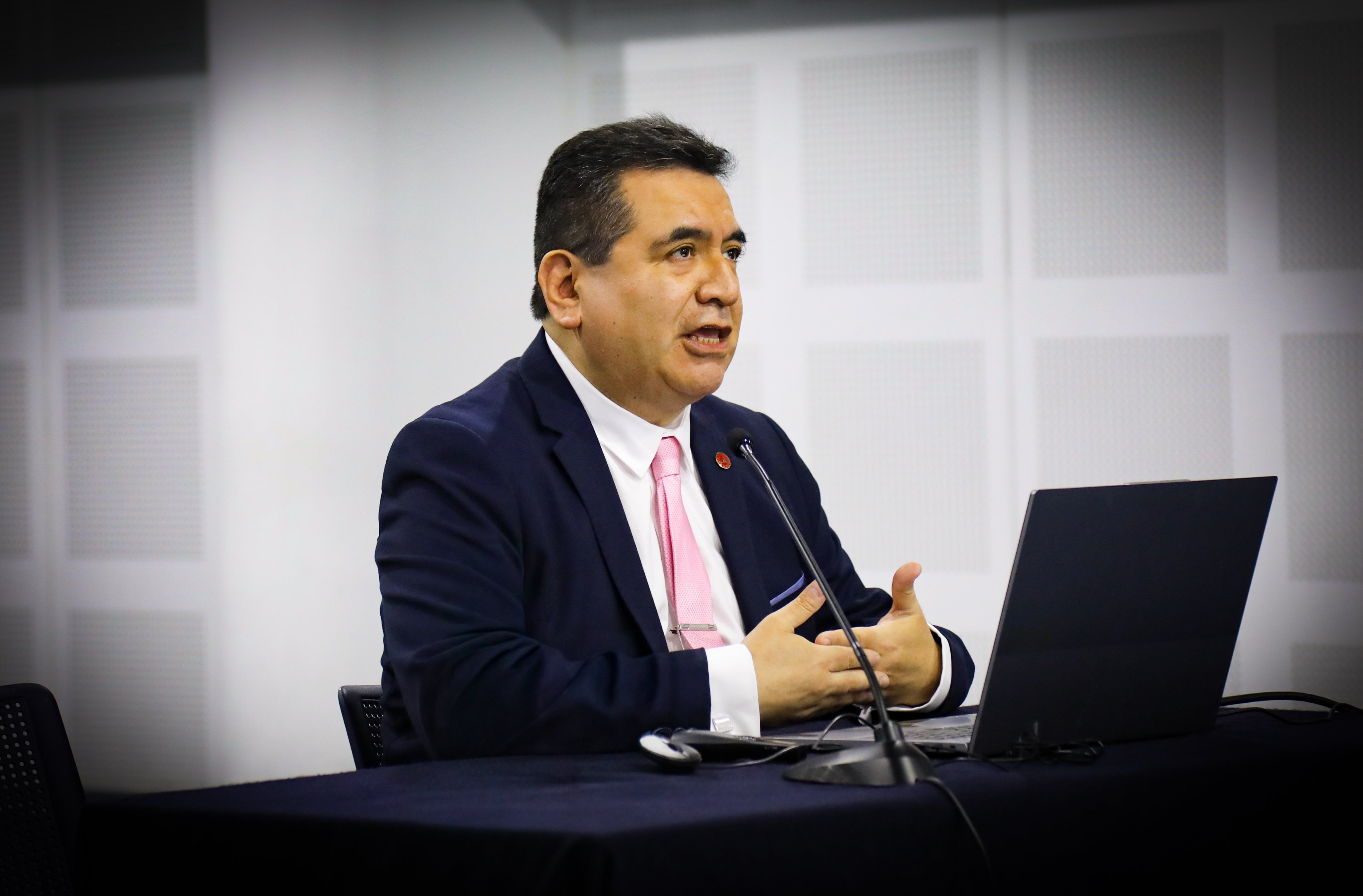 Carlos Loyola, candidato para jefe de la ONPE, durante una intervención