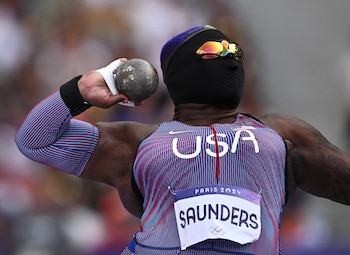 Máscara negra y gafas de sol de colores, el atuendo de Saunders para lanzar balas en los Juegos Olímpicos (REUTERS/Dylan Martinez)