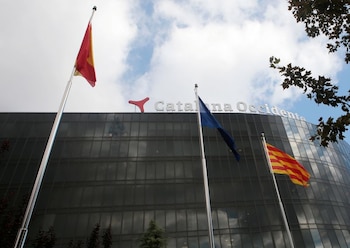 FOTO DE ARCHIVO. Banderas de España, la UE y Cataluña ondean frente a la sede de la aseguradora Catalana Occidente en Barcelona, Cataluña, España. 11 de octubre de 2017. REUTERS/Enrique Calvo